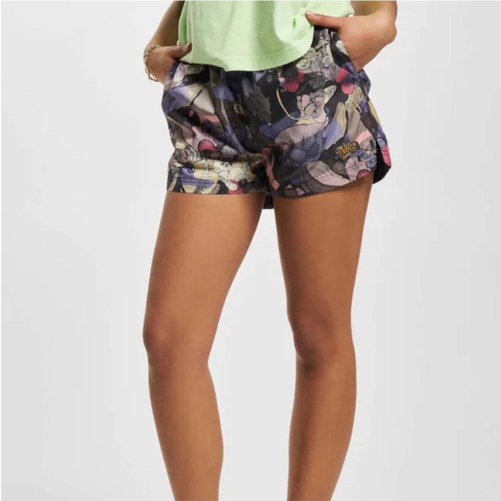 Nike Sportswear Femme Multicolor Allover Floral Print Shorts, Small